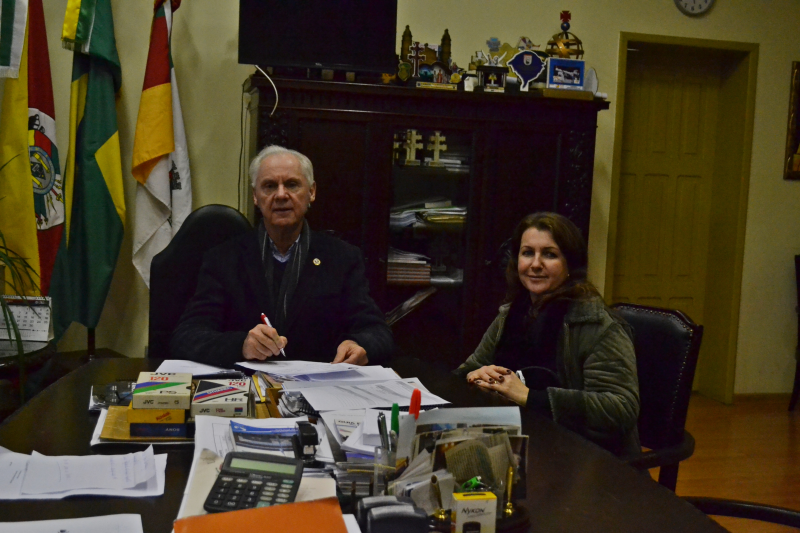 Andres assina ordem de serviço para calçamento no 300 Anos e Centro